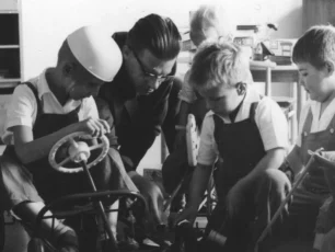 Erik Nilsson leker med barn på ett sjukhus.