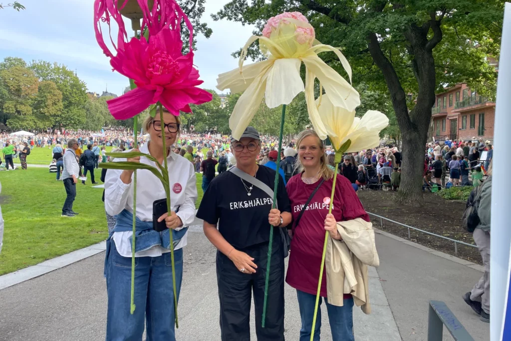 Erikshjälpen på plats i Stockholm och demonstrerar för en bättre klimatpolitik.