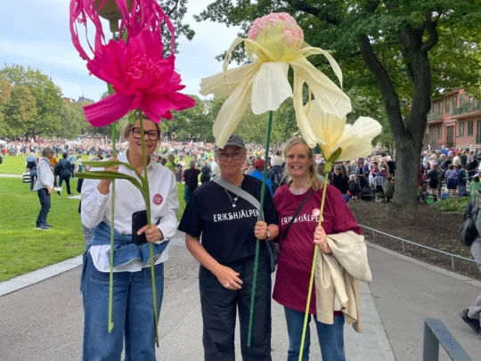 Erikshjälpen på plats i Stockholm och demonstrerar för en bättre klimatpolitik.