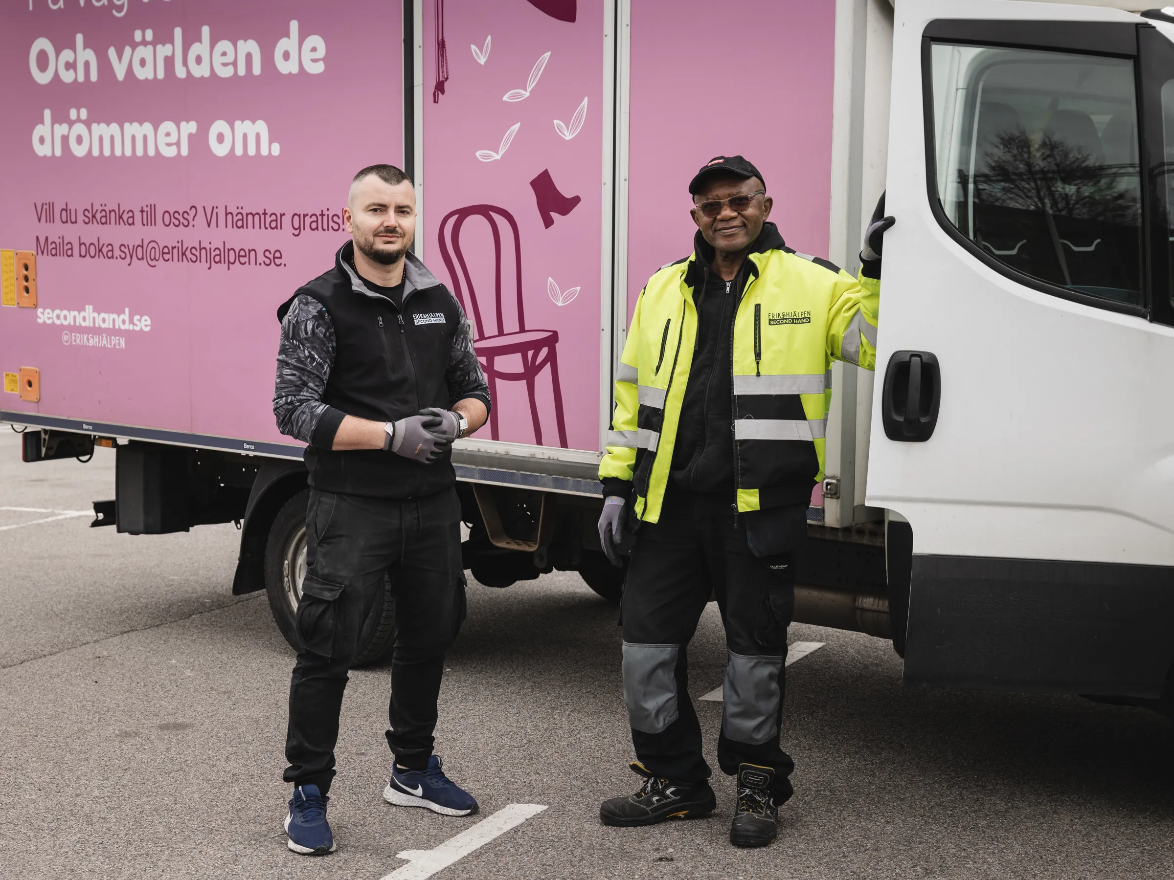 A driver and a Volunteer in front of an Erikshjälpen truck. 
