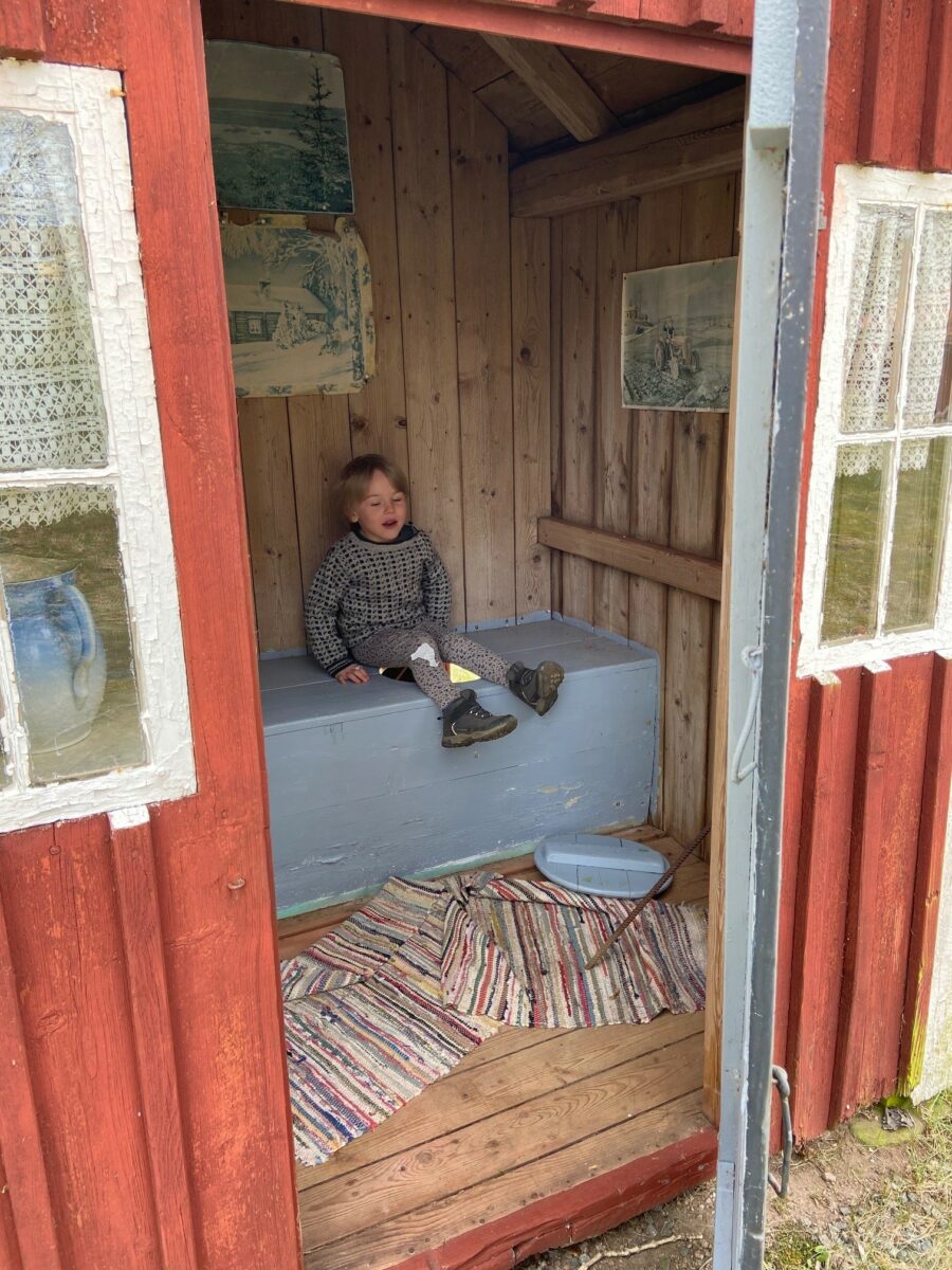 Julias son sitter i utedasset