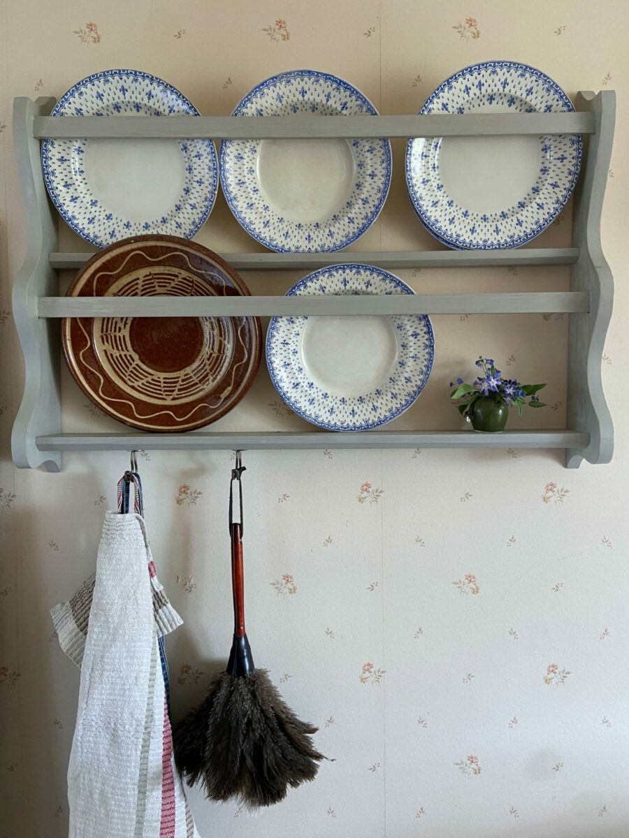 Tallrikshylla i köket