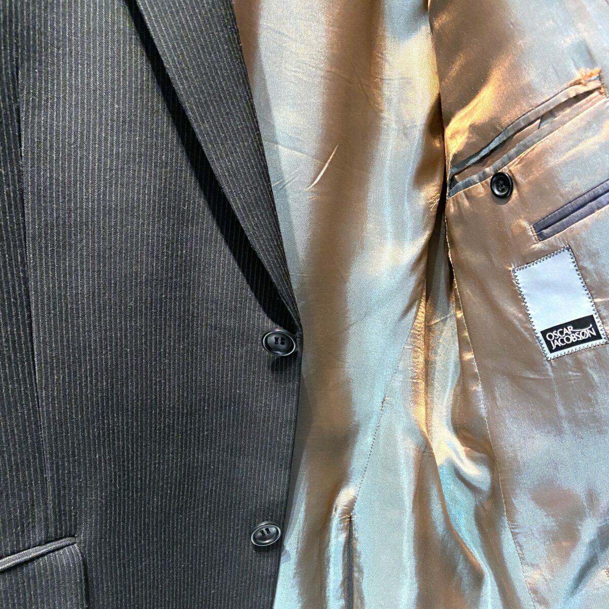 Närbild på foder i fin kvalitet på kavaj från Oscar Jacobson.