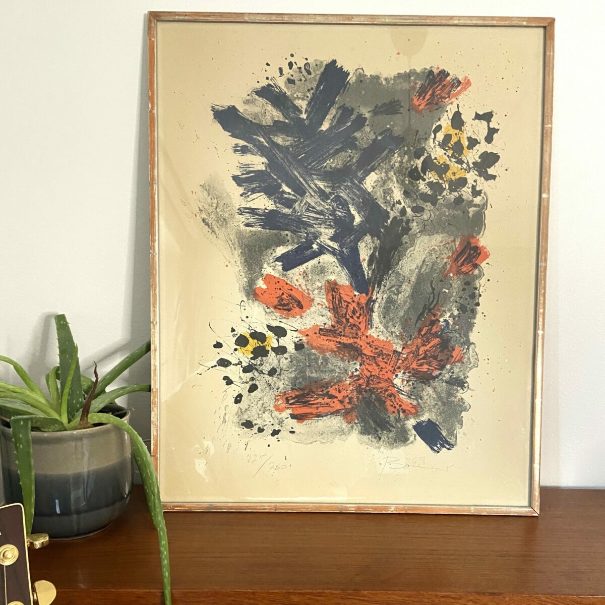 Tavlan av Olle Bonnier, en abstrakt litografi i grått och orange.
